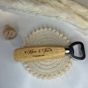 Décapsuleur personnalisé et gravé en bois mariage avec prénom et date